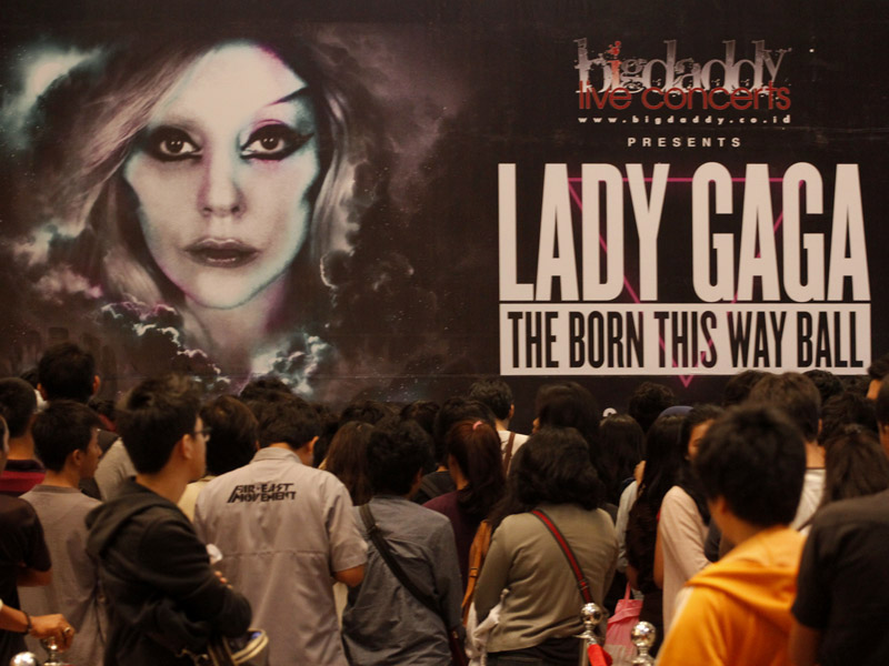 JAKARTA, 10/3 - ANTRE TIKET KONSER LADY GAGA. Sejumlah calon penonton mengantre penjualan tiket pre sale konser Lady Gaga betajuk "The Born This way" di FX mall, Senayan, Jakarta, Sabtu (10/3/2012). 40.000 tiket yang dijual dibanderol dengan harga Rpp465 ribu hingga Rp2,250,000. konser Lady Gaga "The Born This Way Ball" rencananya akan berlangsung 3 Juni 2012 mendatang di Stadion Gelora Bung Karno, Jakarta. Foto: VIVAnews/Muhamad Solihin/12.