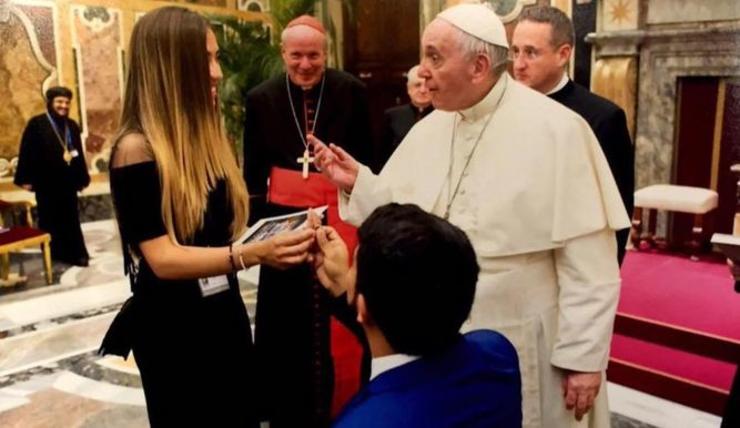 Joven sorprende a todos y pide matrimonio a su novia frente al Papa