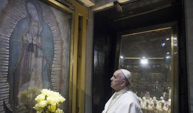 El papa y sus gestos a lo “María”